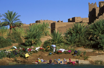 MAROC SUD  VALLÉE DU DRAA.LESSIVE DEVANT KASBAH AIT HAMOUSAID