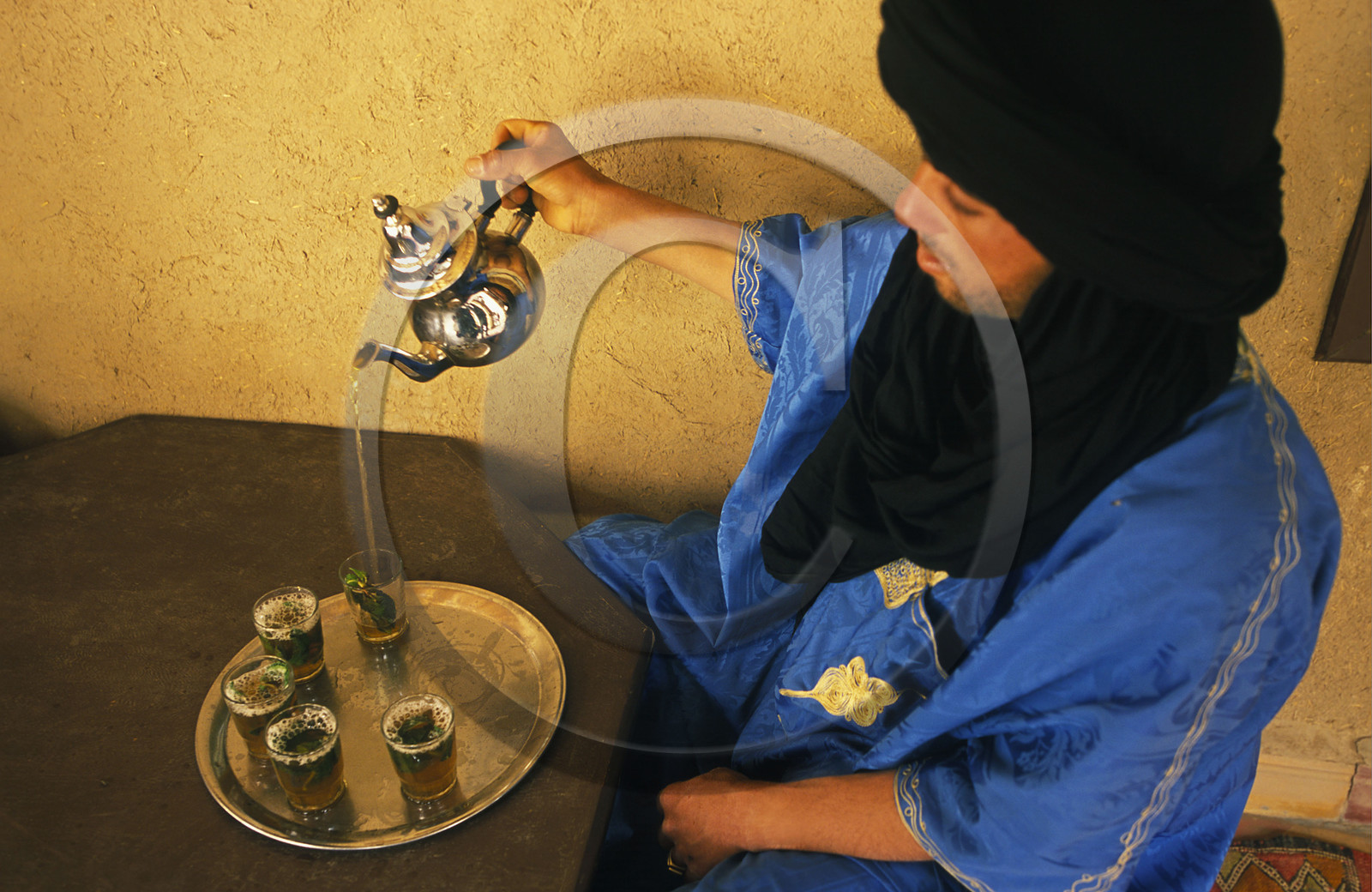 MAROC SUD   MERZOUGA.THÉ SERVI PAR HOMME BLEU DU DÉSERT