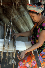 LAOS   VILLAGE DU MÉKONG TISSAGE.
