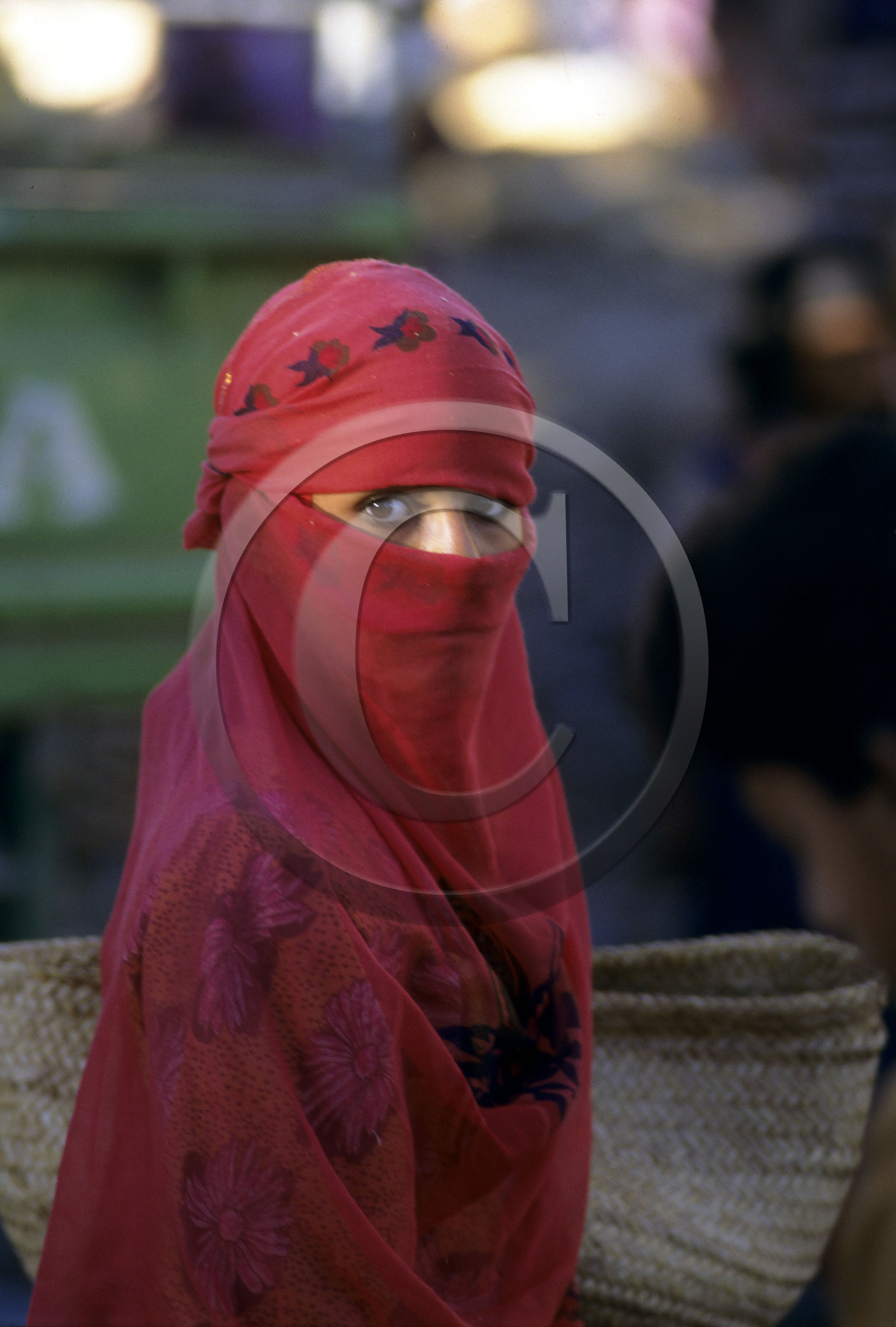 Femme au détour d'une rue, Yemen