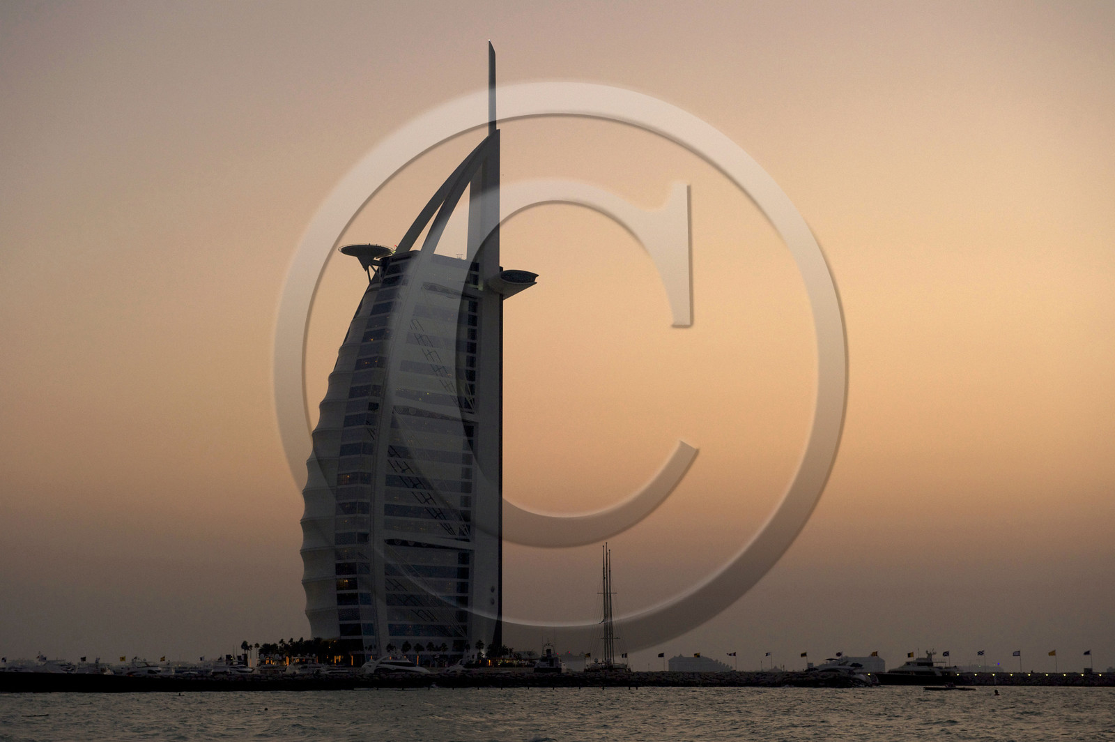 Emirats Arabes Unis, DubaiÌˆ, plage de Jumeirah, hoÌ‚tel Burj Al Arab du cabinet d'architectes anglais W.S. Atkins & Partners, l'hoÌ‚tel le plus haut du monde (321 m)