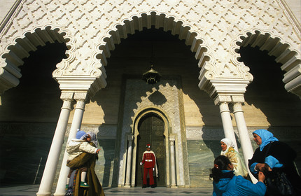 MAROC   RABAT.ESPLANADE DE LA MOSQUÉE YACOUB EL MANSOUR.MAUSOLÉE DE MOHAMED 5