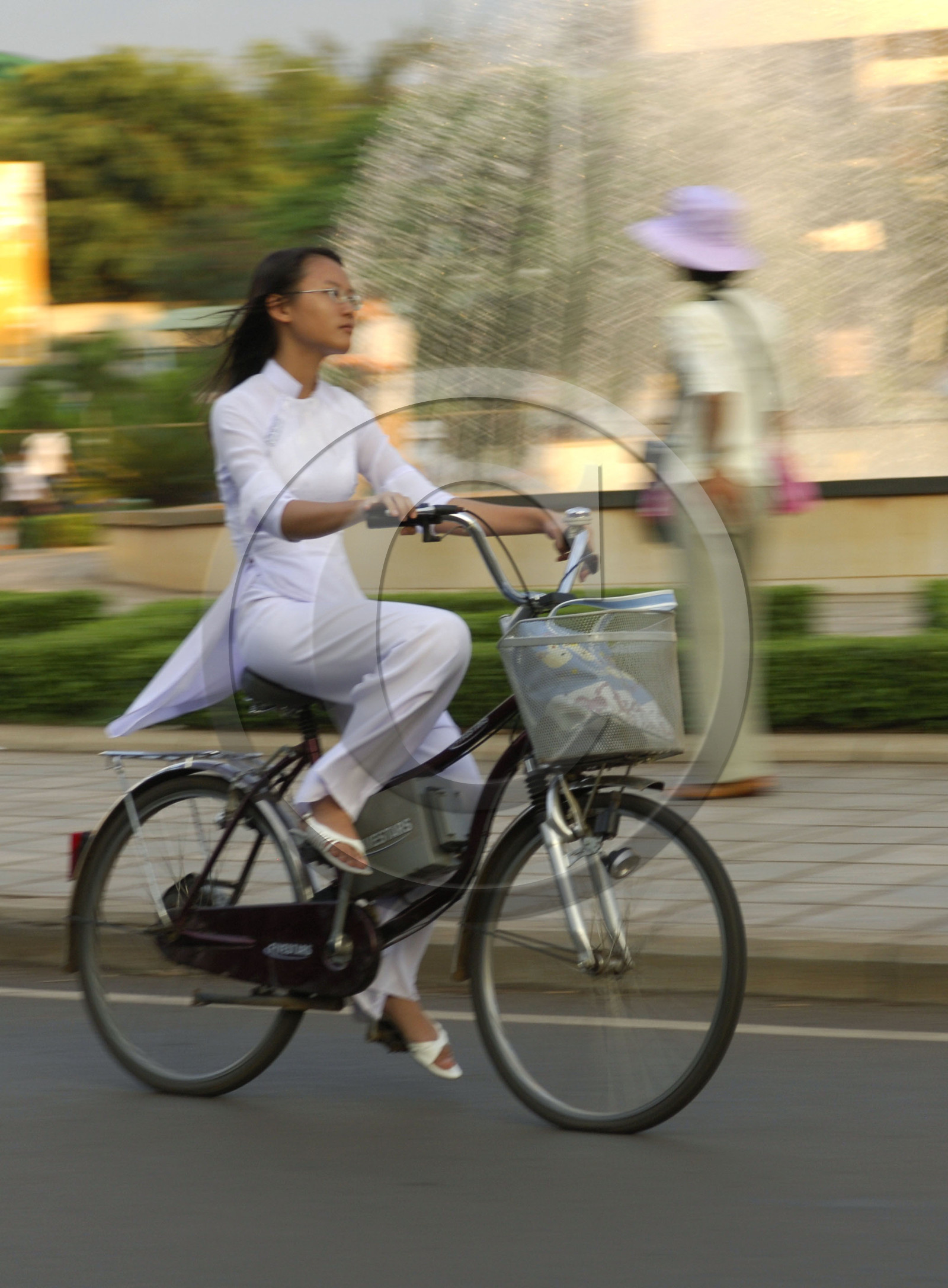 Etudiante a velo, Vietnam
