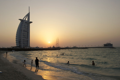 Emirats Arabes Unis, Dubaï, plage de Jumeirah, hôtel Burj Al Arab du cabinet d'architectes anglais W.S. Atkins & Partners, l'hôtel le plus haut du monde (321 m)