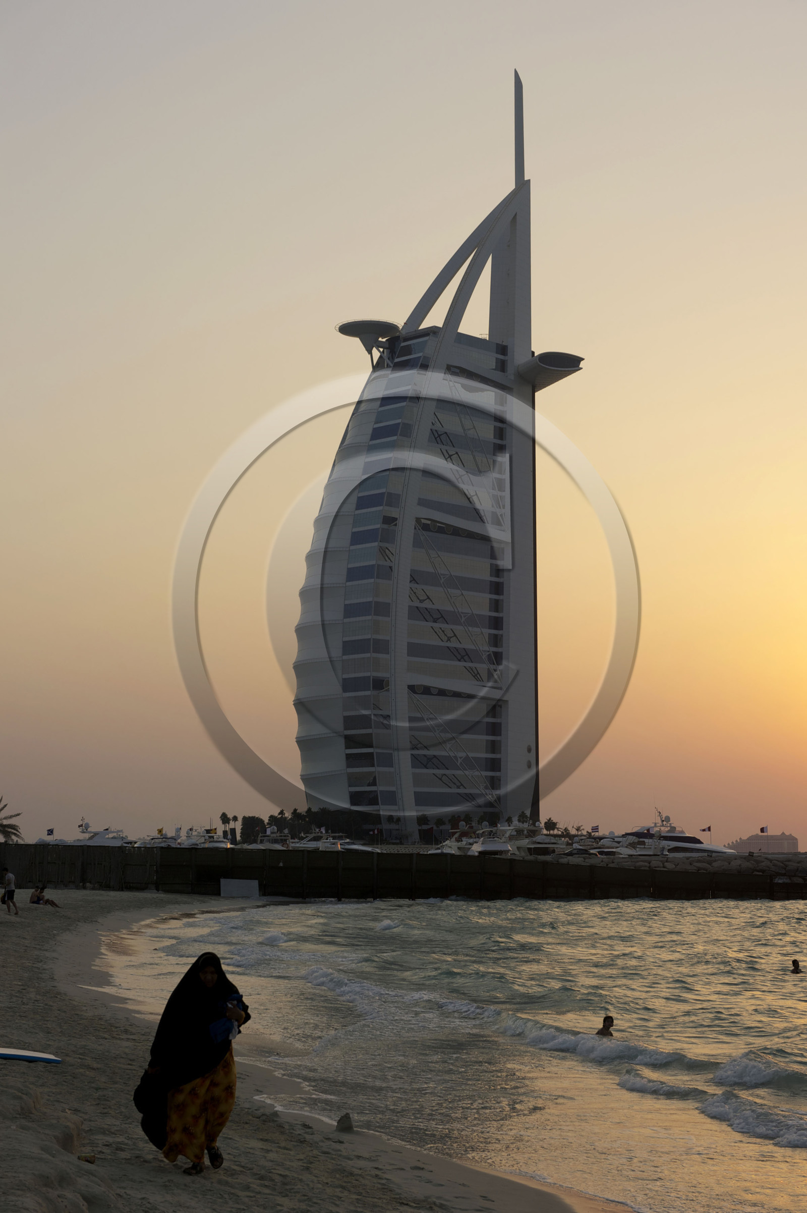 Emirats Arabes Unis, DubaiÌˆ, plage de Jumeirah, hoÌ‚tel Burj Al Arab du cabinet d'architectes anglais W.S. Atkins & Partners, l'hoÌ‚tel le plus haut du monde (321 m)