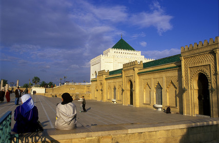 MAROC   RABAT.ESPLANADE DE LA MOSQUÉE YACOUB EL MANSOUR.MAUSOLÉE DE MOHAMED 5 + MOSQUÉE YACOUB EL MANSOUR