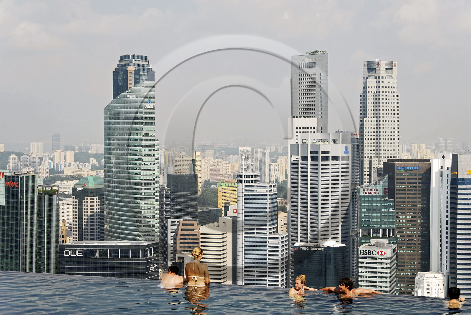 Singapour, Marina Bay, Marina Bay Sands ouvert en 2010 conçu par l'architecte Moshe Safdie, SkyPark avec sa piscine à débordement et sa vue sur le central business district perchée à 191 mètres de hauteur