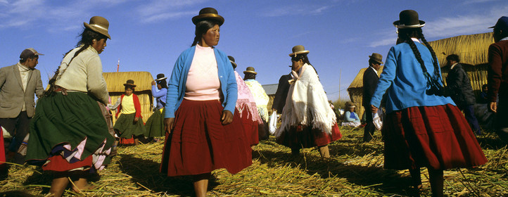Danse lors d'un mariage sur les iles en bambous des Uros au Pérou, lac Titicaca