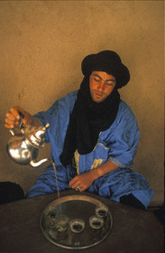 MAROC SUD   MERZOUGA.HOMME BLEU DU DÉSERT.THÉ