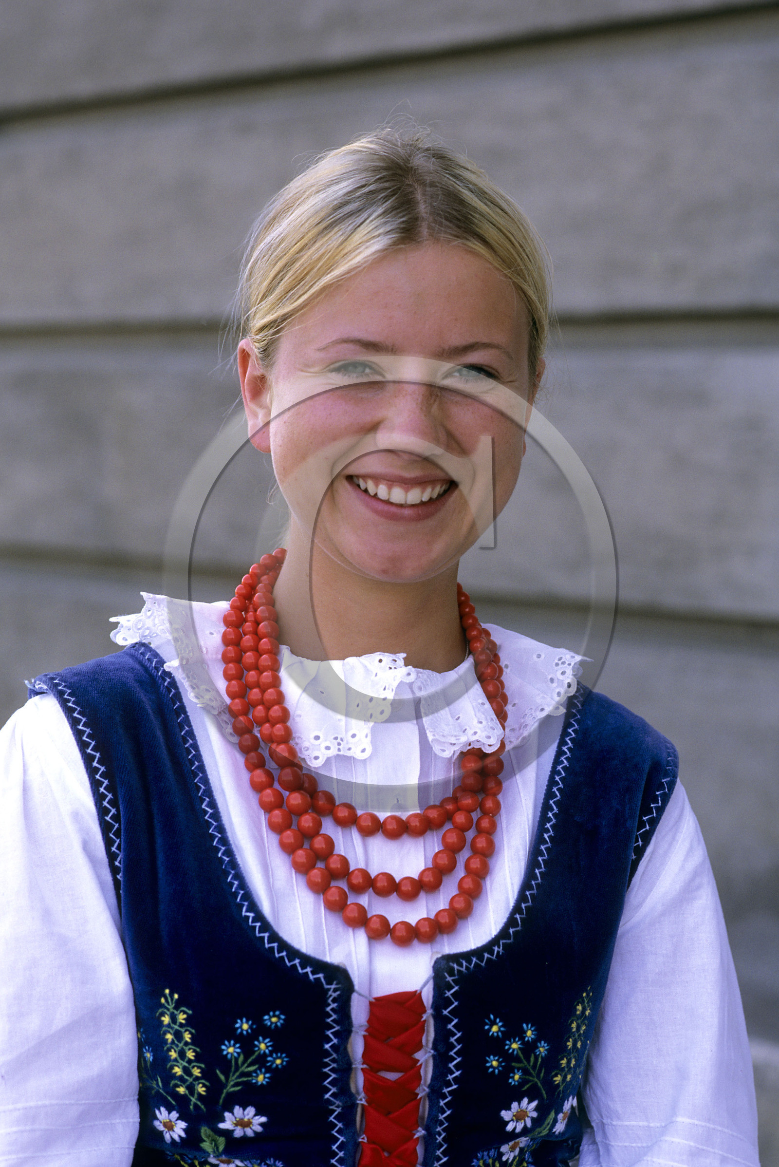 Portrait d'une jeune Polonaise en habit folklorique, Pologne