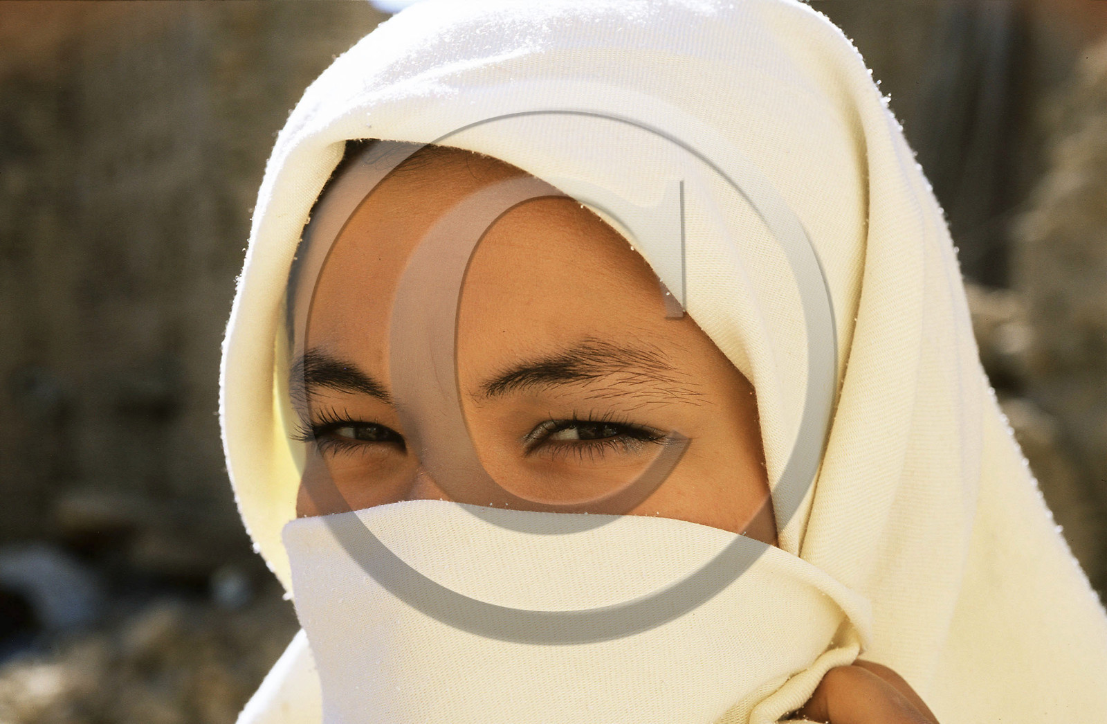 Portrait d'une jeune femme voilée, Tunisie du sud