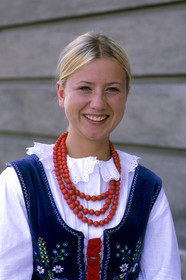 Portrait d'une jeune Polonaise en habit folklorique, Pologne