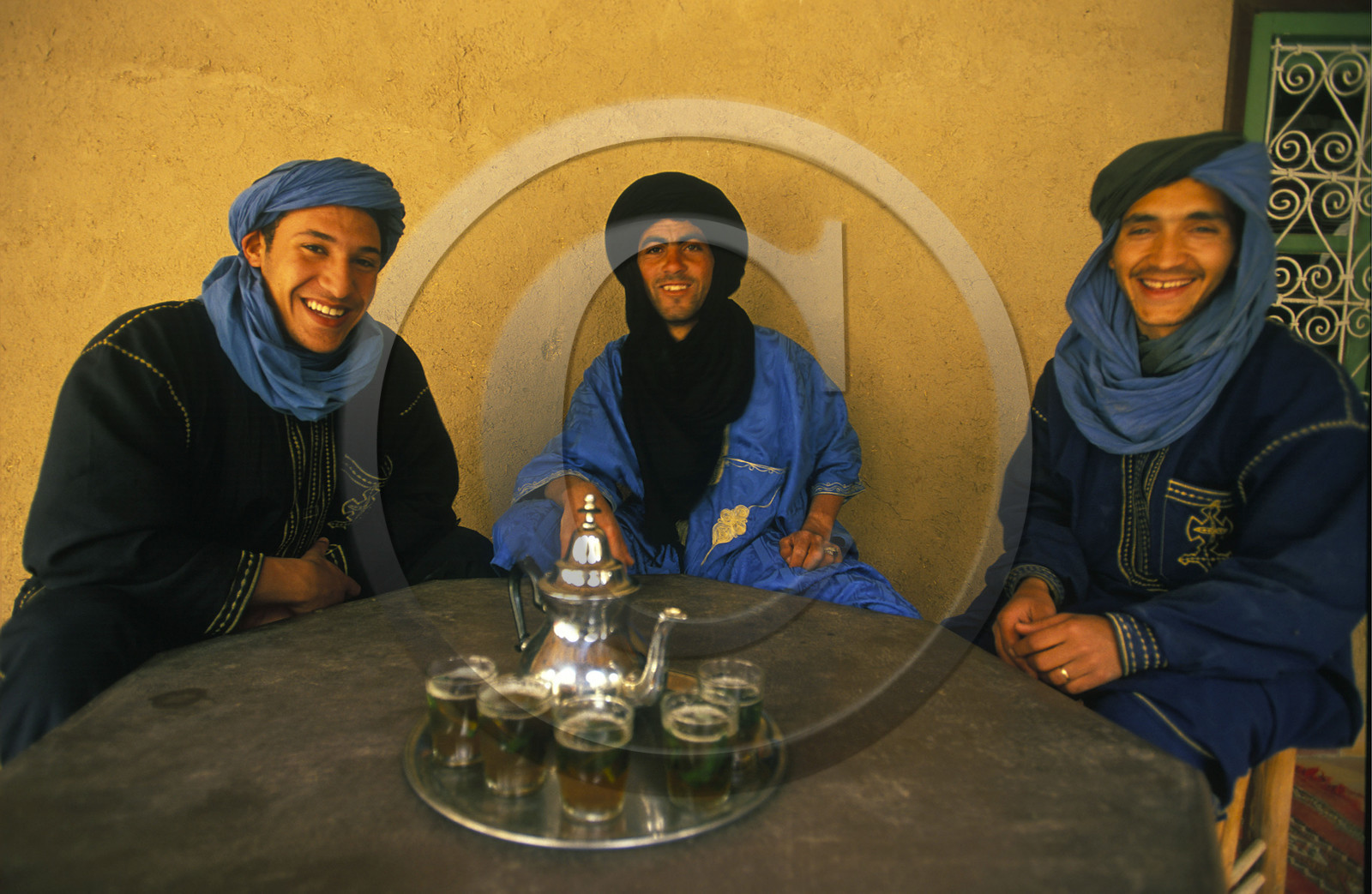 MAROC SUD  MERZOUGA.HOMMES BLEUS DU DÉSERT