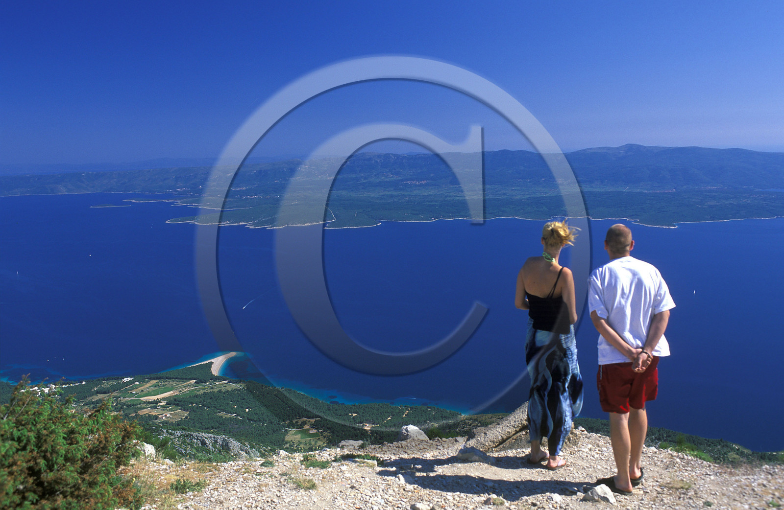 VUE DE L'ILE DE BRAC SUR L'ILE DE HVAR. CROATIE