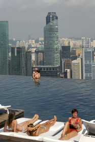 Singapour, Marina Bay, Marina Bay Sands ouvert en 2010 conçu par l'architecte Moshe Safdie, SkyPark avec sa piscine à débordement et sa vue sur le central business district perchée à 191 mètres de hauteur