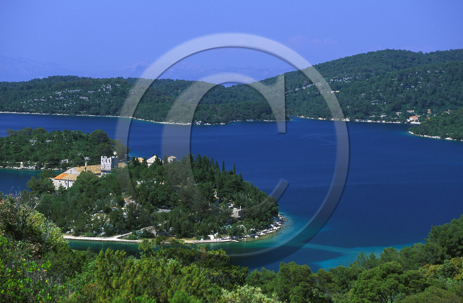 ILE DE MLJET. GRAND LAC. ILÔT AVEC COUVENT BÉNÉDICTIN. CROATIE