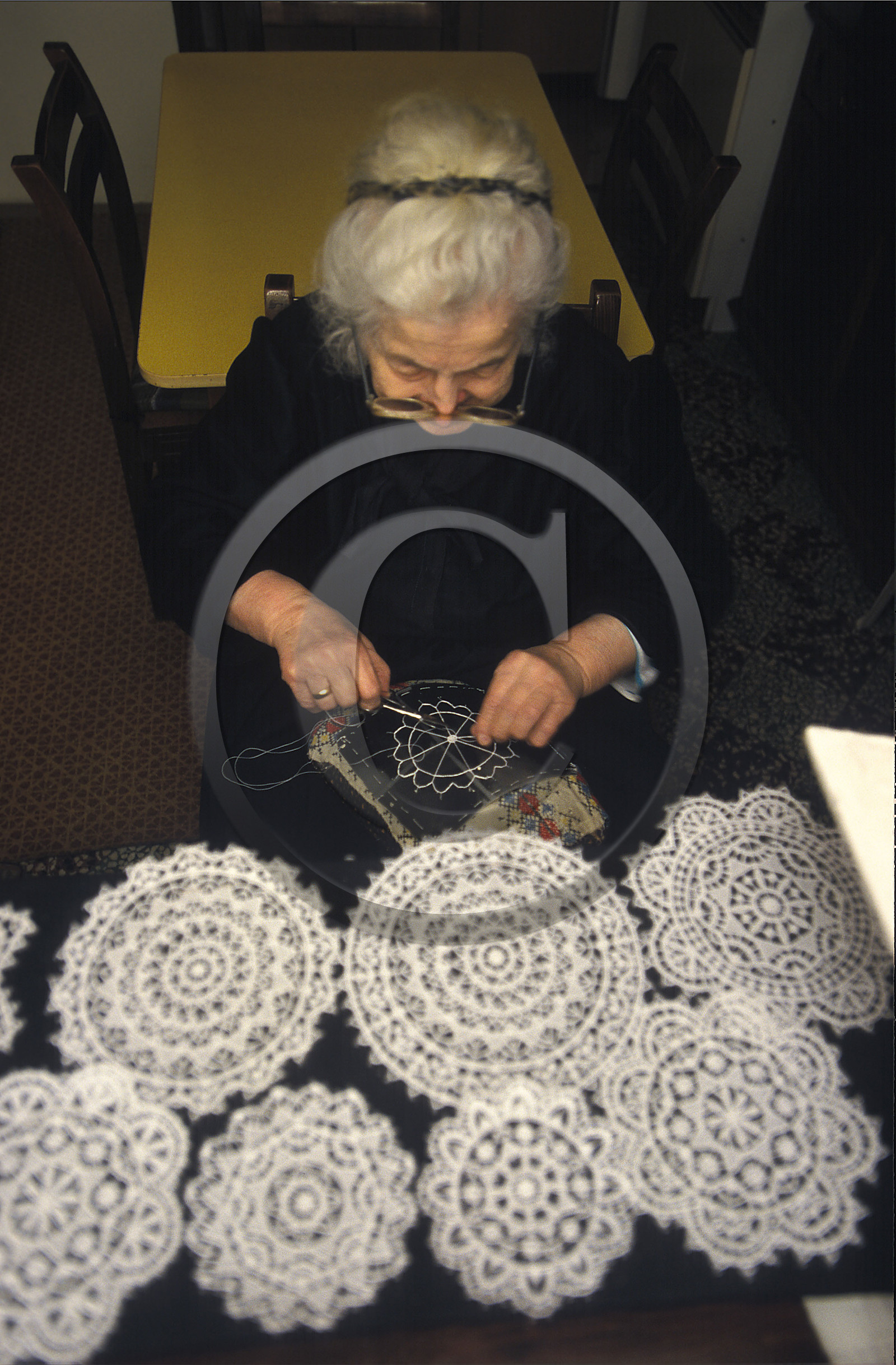 CROATIE. VILLE ET ILE DE PAG. DENTELLES DE PAG