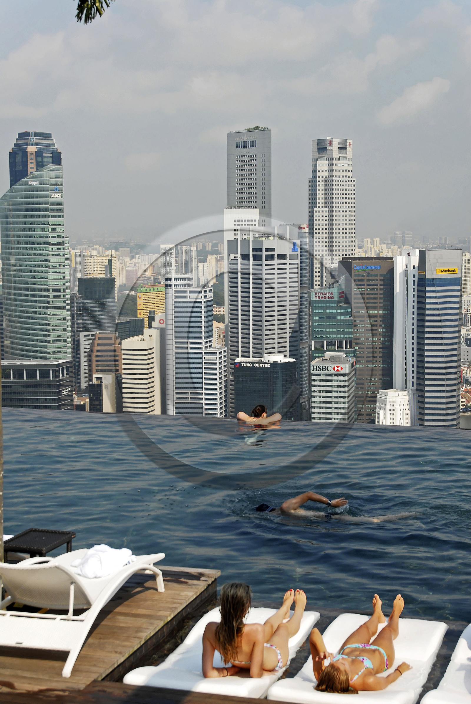 Singapour, Marina Bay, Marina Bay Sands ouvert en 2010 conçu par l'architecte Moshe Safdie, SkyPark avec sa piscine à débordement et sa vue sur le central business district perchée à 191 mètres de hauteur
