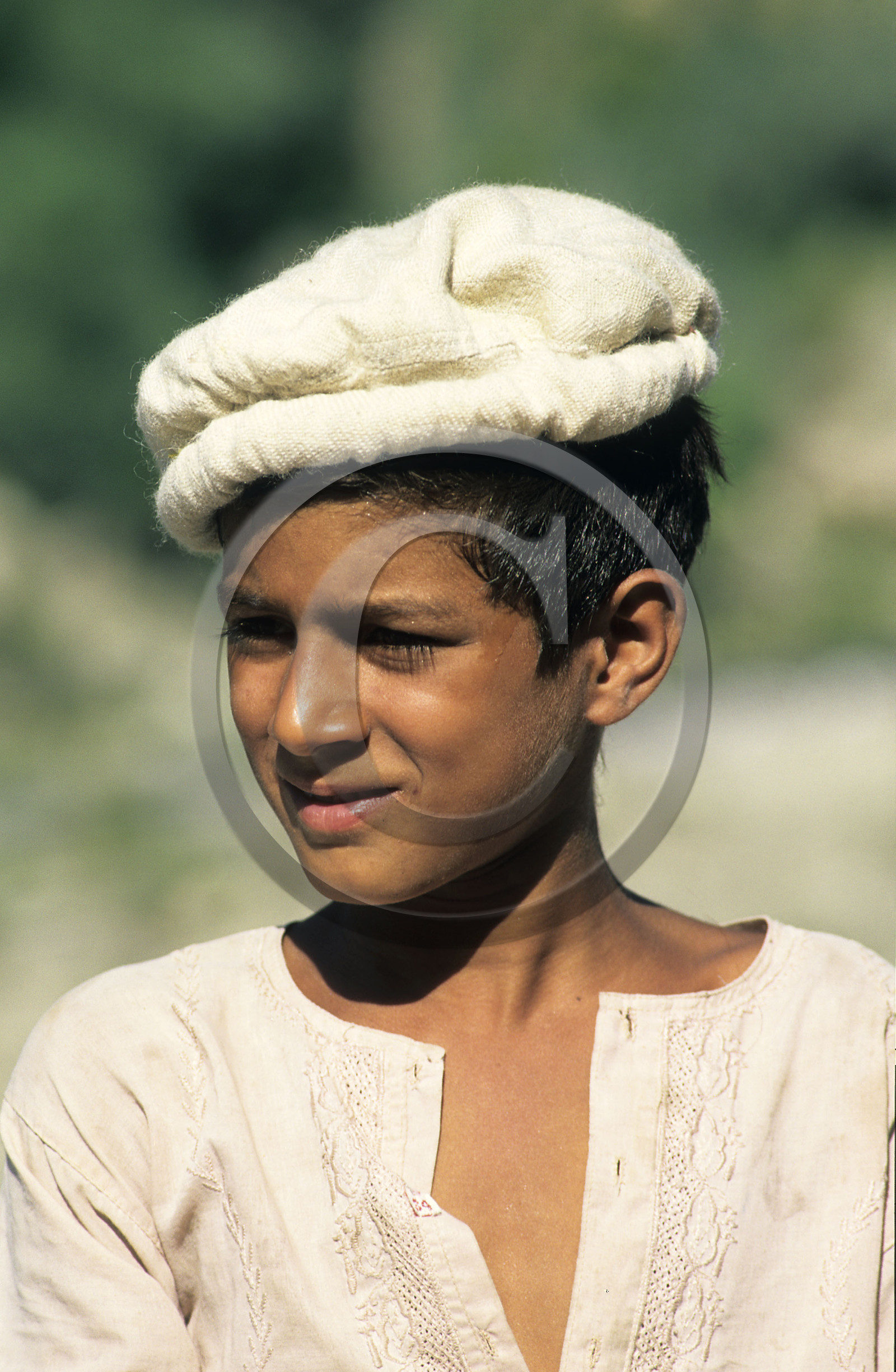 Jeune garçon de la vallée de la Hunza dans le nord du Pakistan
