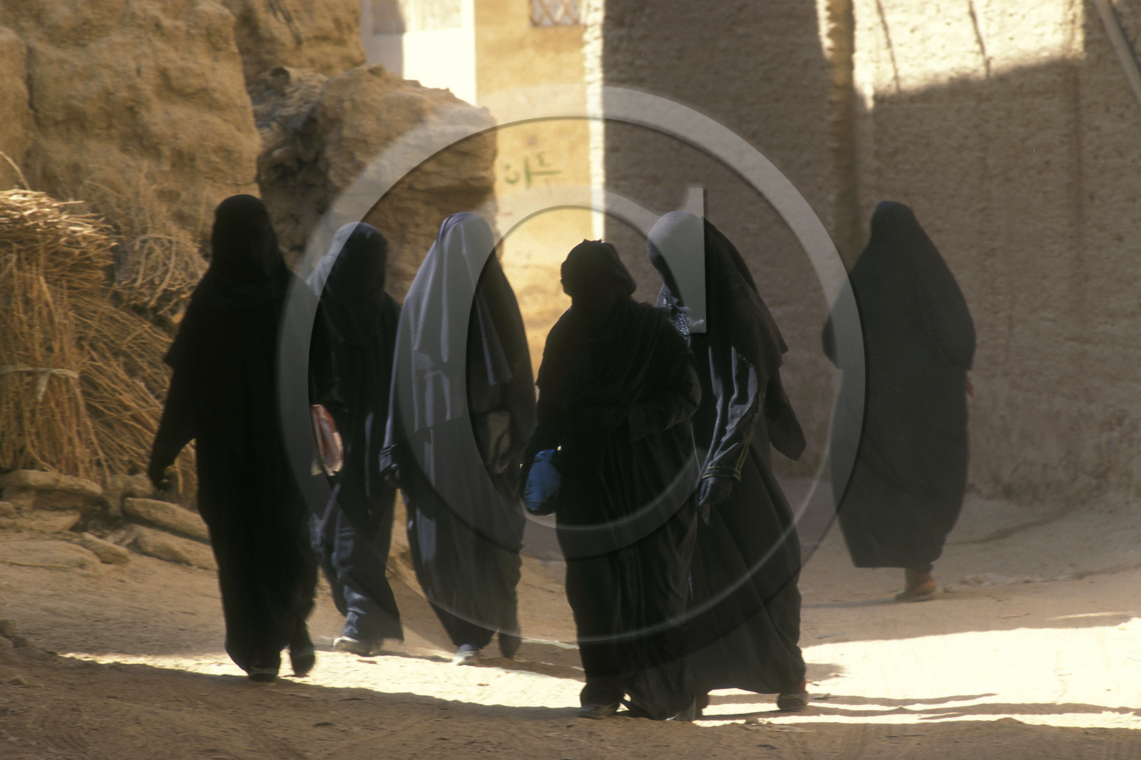 Femmes voilées dans les rues de Shibam, Yemen