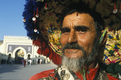 MAROC   FES.POTEUR D' EAU + PORTE BAB BOU JELOUD