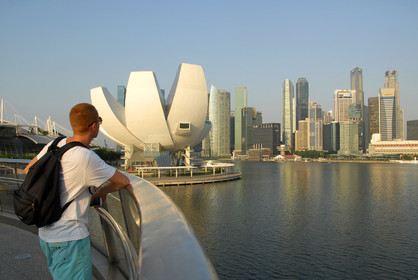 Singapour, Marina Bay, le ArtScience Museum en forme de fleur de lotus conçus par l'architecte Moshe Safdie