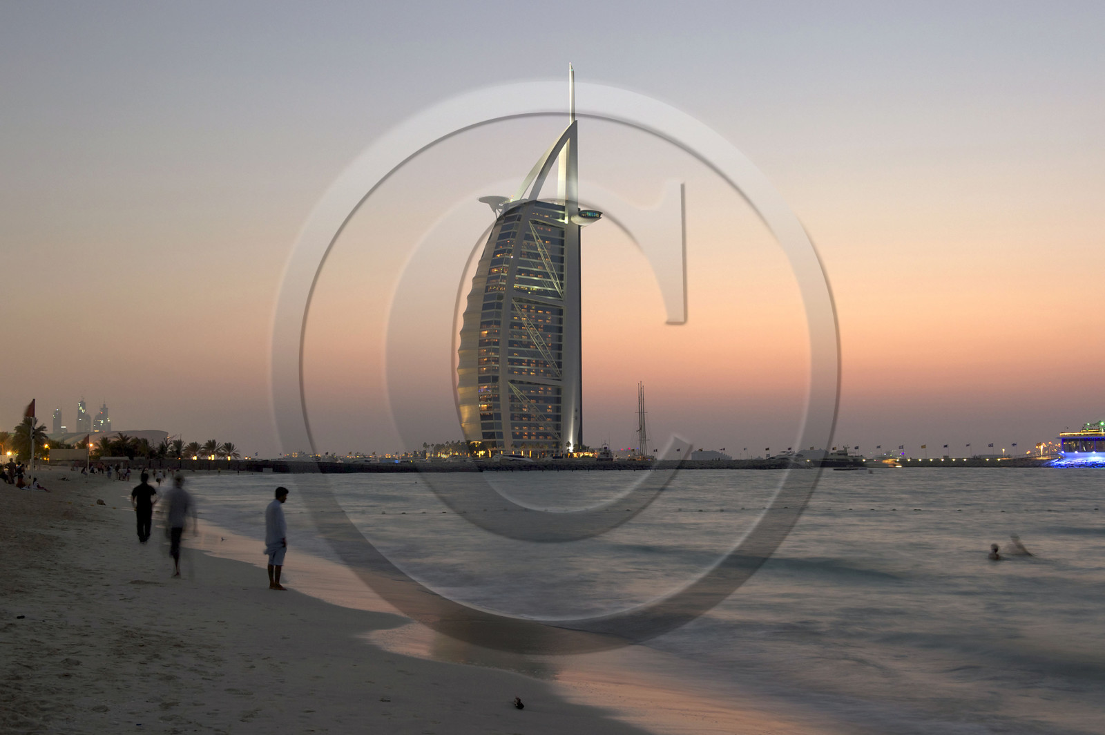 Emirats Arabes Unis, DubaiÌˆ, plage de Jumeirah, hoÌ‚tel Burj Al Arab du cabinet d'architectes anglais W.S. Atkins & Partners, l'hoÌ‚tel le plus haut du monde (321 m)