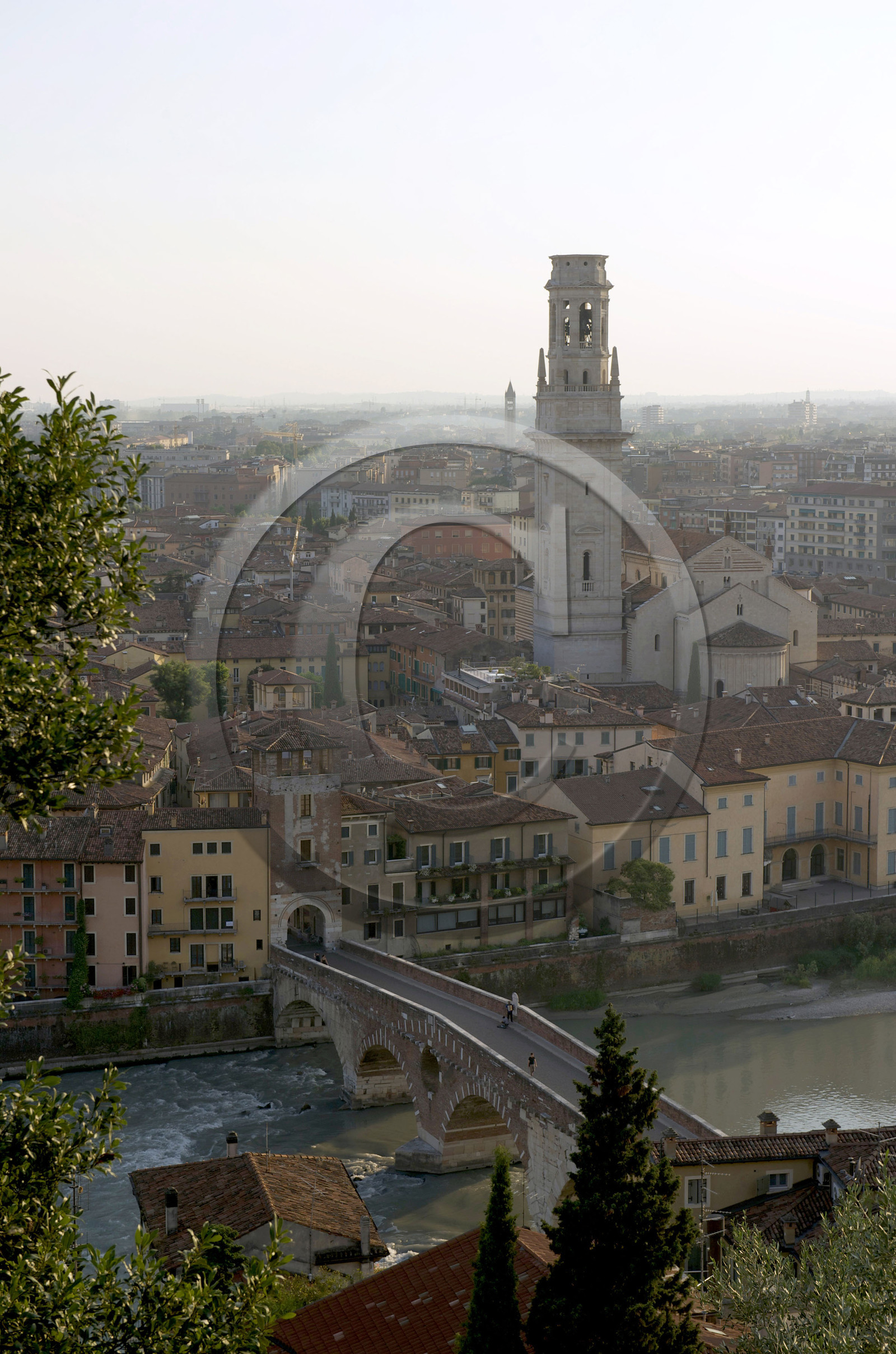 Italie, Venetie, Verone, centre historique classe au patrimoine mondial de l' Unesco, vue generale avec Duomo et Ponte Pietra sur le fleuve Adige