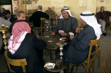 Joueurs de cartes fumant le nargilé dans un café, Damas, Syrie