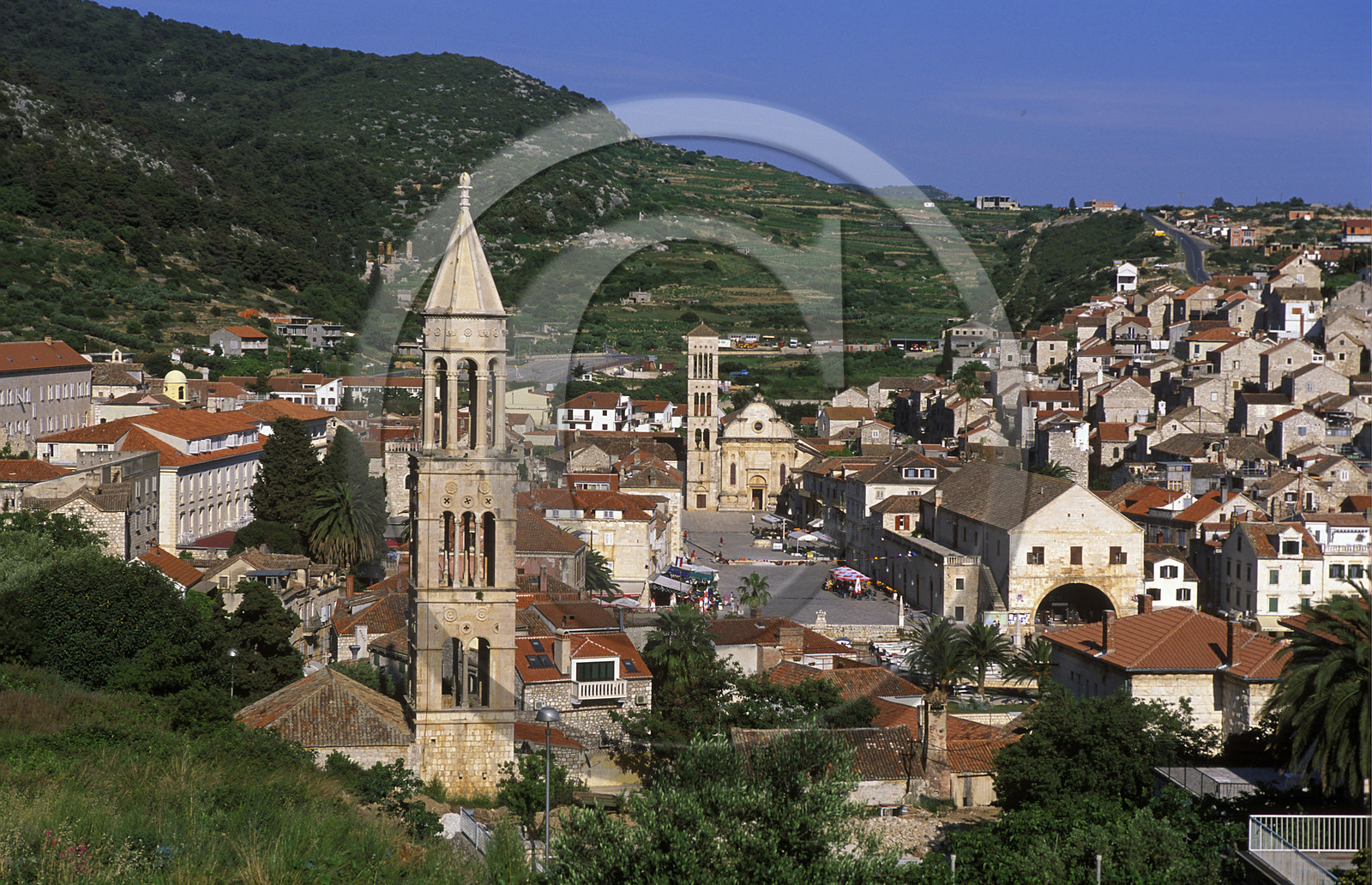 VILLE ET ILE DE HVAR AVEC PLACE ET CATHÉDRALE ST-ETIENNE + ARSENAL. CROATIE