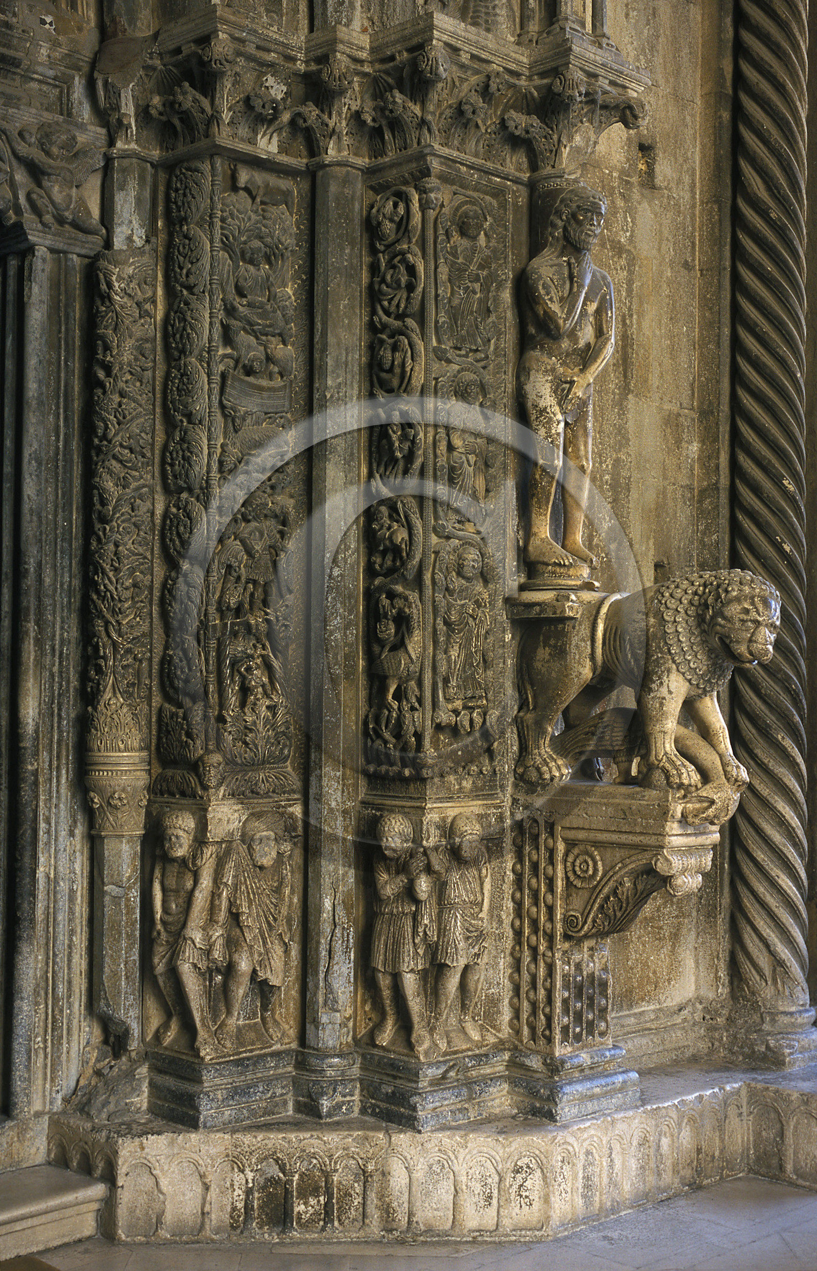 TROGIR. CATHEDRALE. PORTAIL DE RADOVAN.STATUE D'ADAM. CROATIE