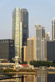 Singapour, batiments du quartier d'affaires vue depuis Marina Bay