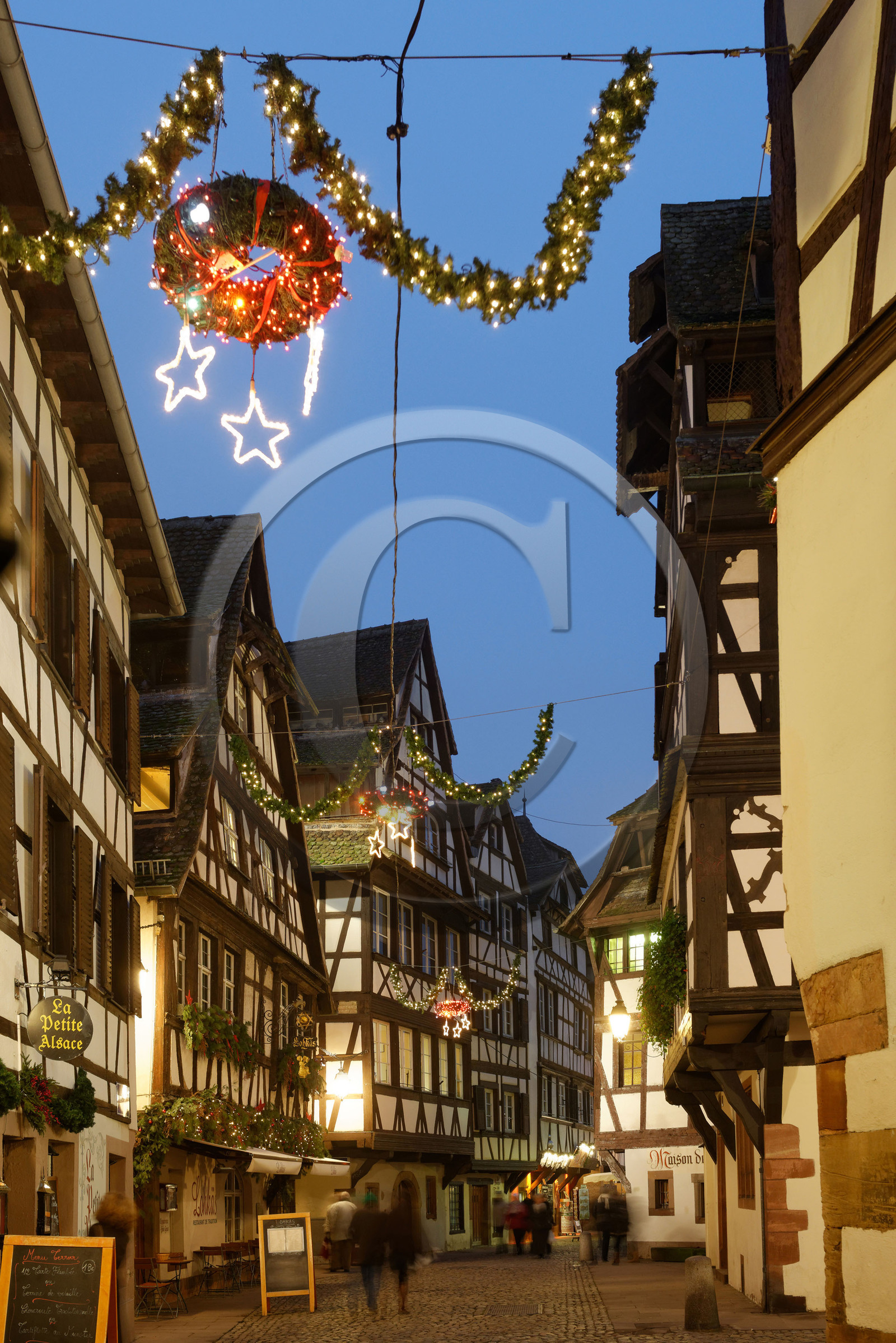 France, Bas-Rhin (67), Strasbourg, vieille ville classée au Patrimoine Mondial de l'UNESCO, décorations de Noël dans le quarter de la Petite France