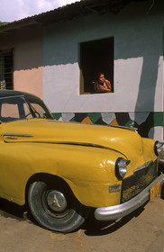 VIEILLE VOITURE AMÉRICAINE À TRINIDAD CUBA