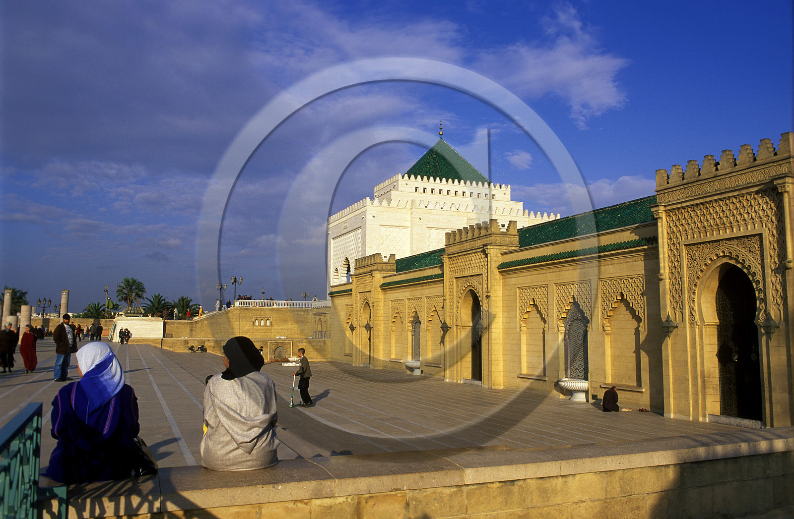 MAROC   RABAT.ESPLANADE DE LA MOSQUÉE YACOUB EL MANSOUR.MAUSOLÉE DE MOHAMED 5 + MOSQUÉE YACOUB EL MANSOUR