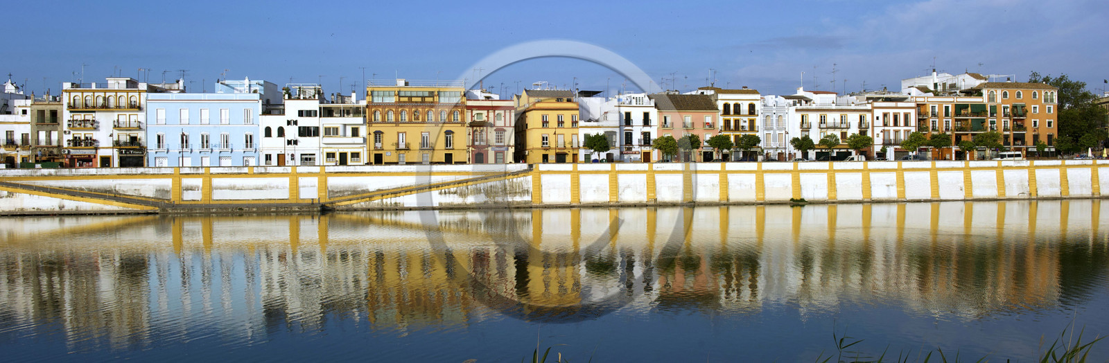 Espagne, Andalousie, Seville, le quartier du Triana au bord du Guadalquivir, calle Betis, quai Betis