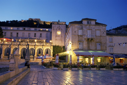 VILLE ET ILE DE HVAR . PLACE ST-ETIENNE. CROATIE