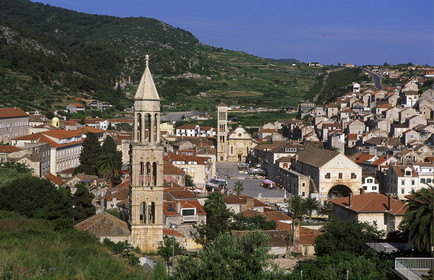 VILLE ET ILE DE HVAR AVEC PLACE ET CATHÉDRALE ST-ETIENNE + ARSENAL. CROATIE