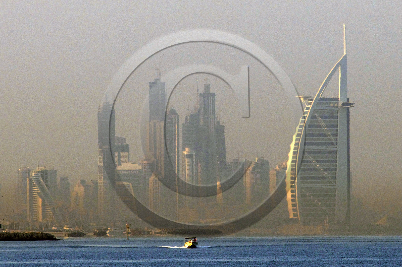 Emirats Arabes Unis, Dubaï, hôtel Burj Al Arab du cabinet d'architectes anglais W.S. Atkins & Partners, l'hôtel le plus haut du monde (321 m)