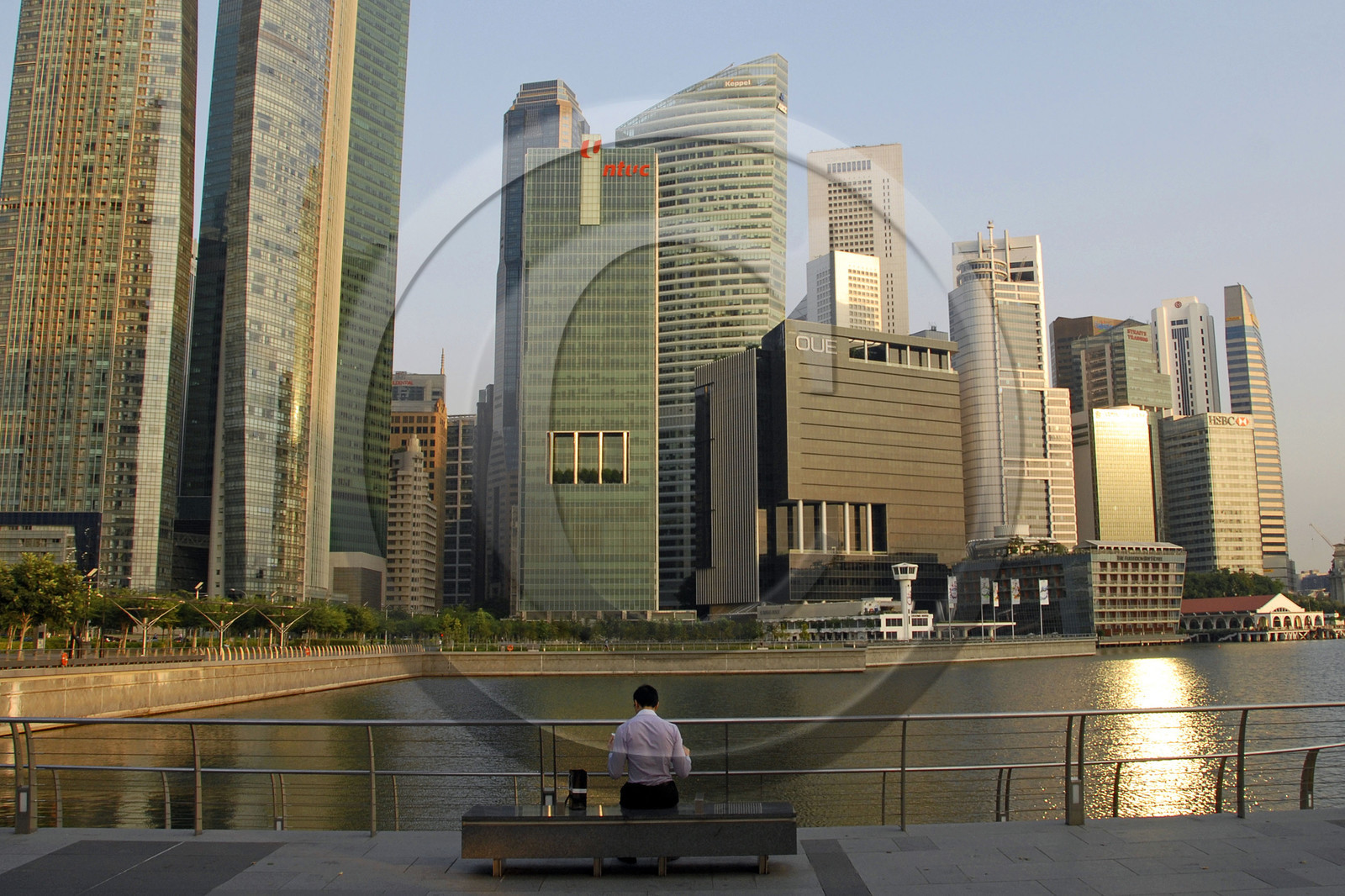 Singapour, batiments du quartier d'affaires vue depuis Marina Bay