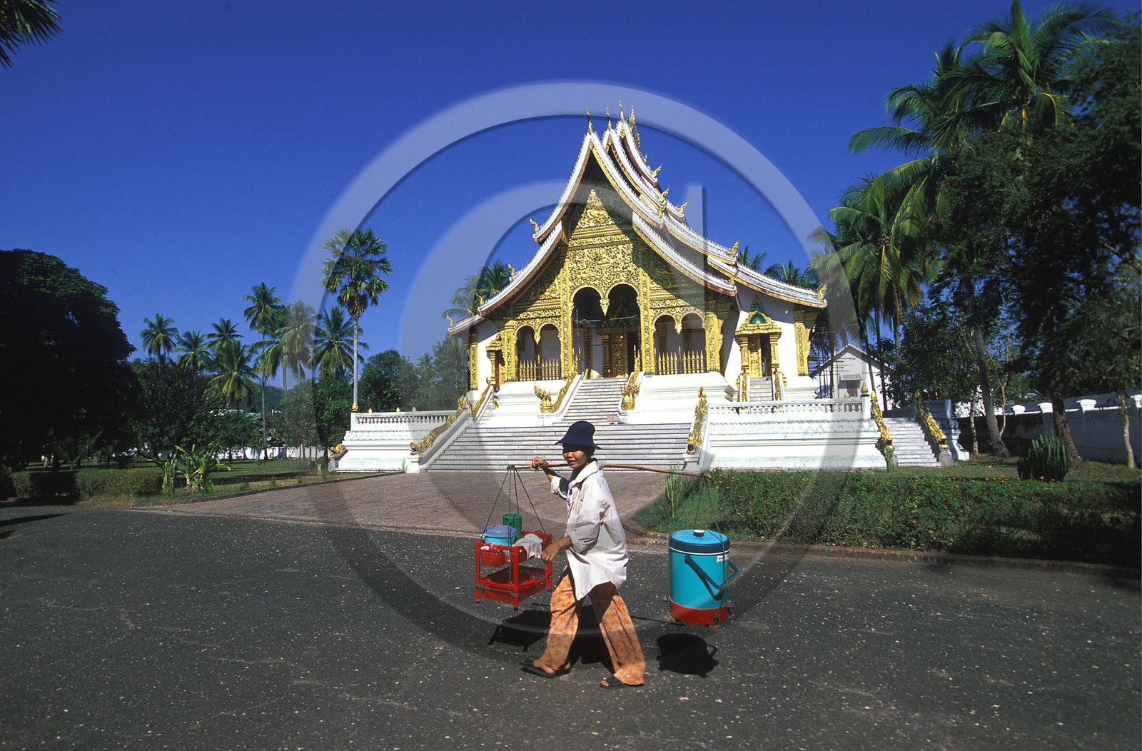 LAOS LUANG PRABANG.AUMONE MATINALE DES BONZES