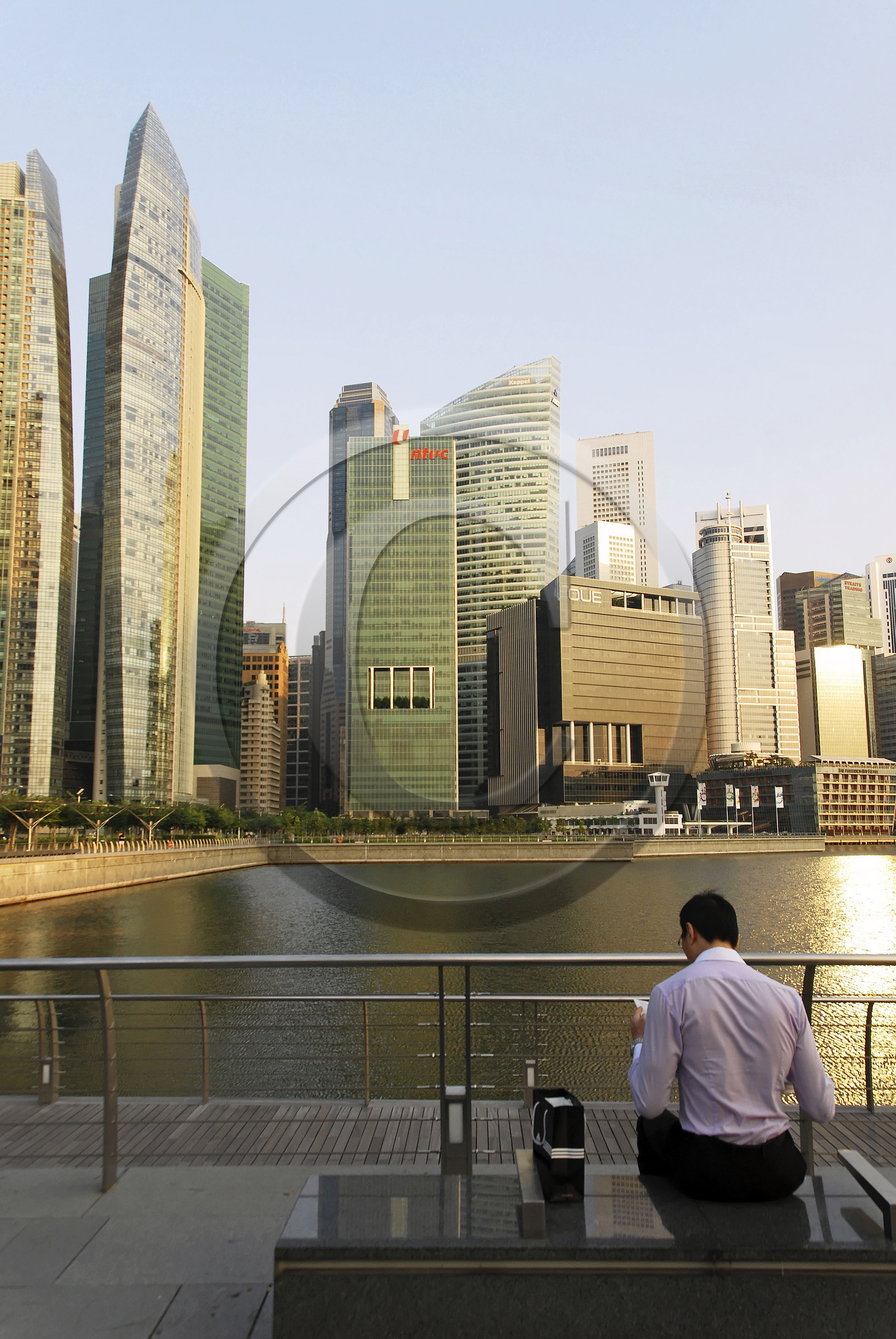 Singapour, batiments du quartier d'affaires vue depuis Marina Bay