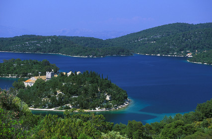 ILE DE MLJET. GRAND LAC. ILÔT AVEC COUVENT BÉNÉDICTIN. CROATIE